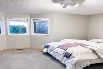 Image de Beautiful House Main Floor Inner-City 3 Beds 2 Bath Double Garage 5 min to Dt