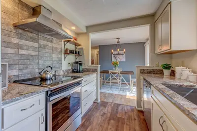 Image de Private Fenced Backyard🌻 Near U of O 4 Miles—>Autzen🏈 Ping pong🏓 & Fun Toys