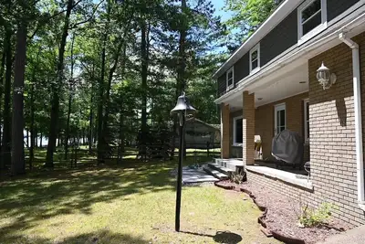 Image de Spacious vacation home on large private wooded lot on crystal clear Hubbard Lake