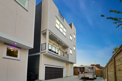 Image de Live Oak- Modern Home W/ Rooftop View