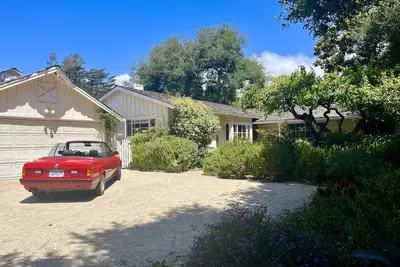 Image de Bright Airy, Cheerful Cottage- Walk to Miramar Beach!