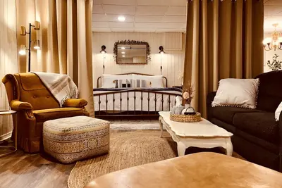 Image de Tranquil Wooded King Bed Suite Close to Everything