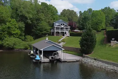 Image de High End Family-Friendly Waterfront Lake House with Dock and close to Vir