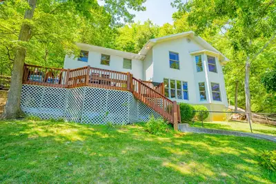 Image de Beautiful waterfront lake house with private dock on calm cove