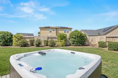 Image de Spacious Home with new Hot tub I Fire pit I Bbq
