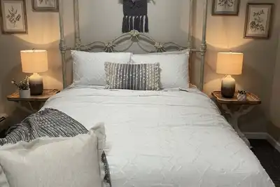 Image de \"Charming downtown retreat!