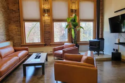 Image de Stylish Gastown Loft/Soaker Tub, Steam Shower & Wood Stove