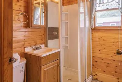 Image de Steamboat Bay Resort Cabin 2 - Rustic cabin close to the beach