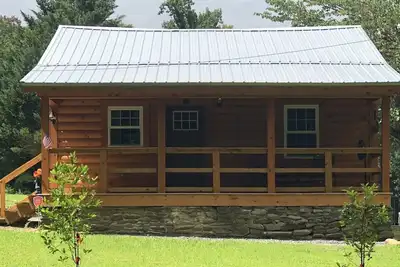 Image de Homestead  is a completely remodeled cabin  just minutes from Gatlinburg.