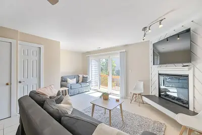 Image de Family-Friendly Condo steps to the bay- Newly furnished!