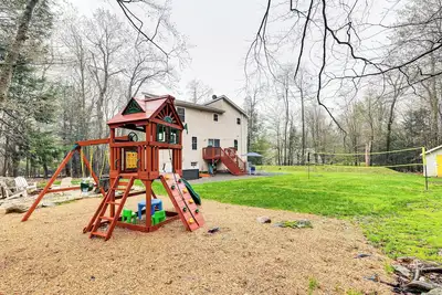 Image de Near Tobyhanna State Park: Home w/ Hot Tub!