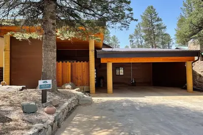 Image de Queen Anna | Private hot tub, walk to Midtown!