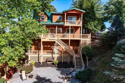 Image de Luxury Rustic Mountain Cabin with Wraparound Porches & Sunrise Views