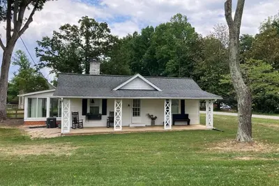 Image de Cottage at Lake Jeanette - 2 min from Greensboro Science Center