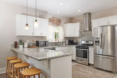 Image de Bright & Cozy Best Tower District Location