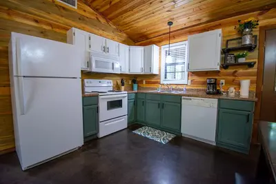 Image de Hilltop Hideaway - Mtn Lodge - Ride to the Trails!