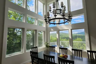 Image de Luxury hillside house with a picturesque mountain view