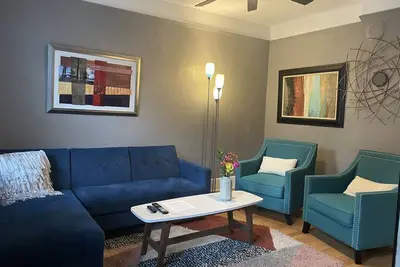 Image de Great Location! Fresh decor