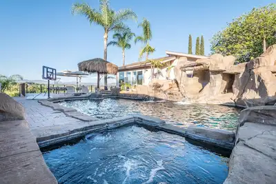 Image de Oasis Dream- very large Pool Slide/GameRoom/Pool/Hottub/Casita