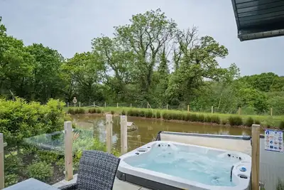 Image de Lilac Lodge, 22 Roadford Lake Lodges - hot tub/pet friendly