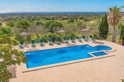 Image de Maison de vacances Finca Can Roca avec vue sur la mer, piscine et Wi-Fi.