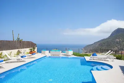 Image de Villa Marimuntana avec vue sur la mer, piscine et Wi-Fi.