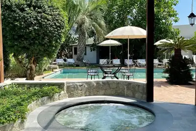 Image de \"Pool Cottage\" with garden, swimming pool and spa whirlpool