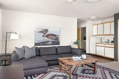 Image de Lovely Pet Friendly 2bd / 2ba w/ Private Entrance, On Site Laundry & Dedicated Parking