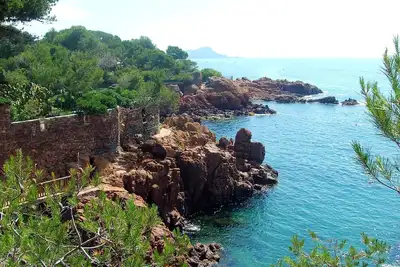 Image de 2 pièces cabine en bord de mer avec aperçu mer et piscine. Garage en sous-sol.