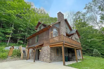 Image de Enjoy the breathtaking sites of Ellicottville, N. Y in this beautiful chalet on a perfect mountain escape.