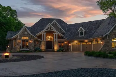 Image de Lake Minnetonka, Maple Ridge Manor-Sleeps 18, Lake, Dock & Private Pool & spa