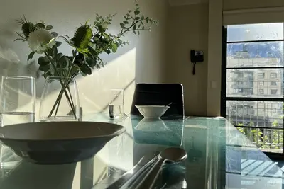 Image de 2 Bedroom 1 Bathroom Spencer St, Southern Cross Apartment