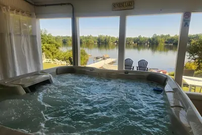 Image de Blue Breeze - Private lakefront w/ Hot Tub