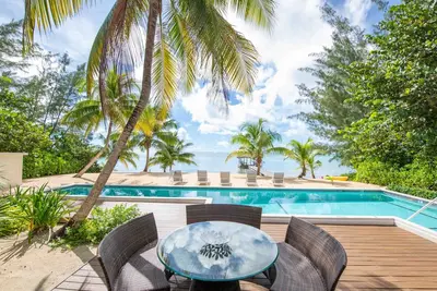 Image de White Cottage: Luxe Beach Cottage w/Private Pool, Backyard Beach and Dock