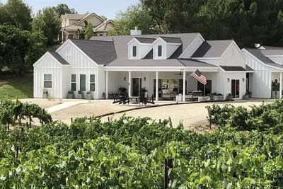 Image de Lux Vineyard Escapes-Ultimate Modern Farm House
