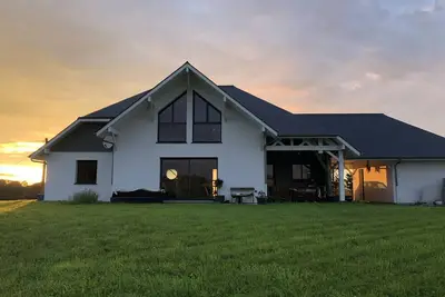 Image de Maison moderne en campagne entre mer et montagne