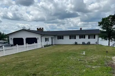 Image de Lakefront cottage with hot tub