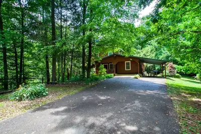 Image de Quietside Cabin: Sunroom, Fire Pit, Theater Den, & Stunning Views