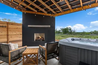 Image de Ashlee's Farmhaus, Hot Tub, Fireplace, in town!