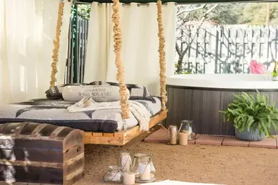 Image de Denim & Diamonds, private hot tub, walk to Main St