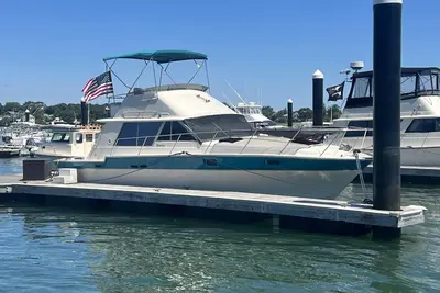 Image de Stay aboard, the \"Rita V\", our 34 Ft Silverton Convertible Motoryacht