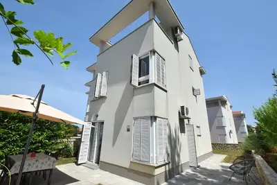 Image de Appartement de vacances Malinska pour 1 - 7 personnes avec 3 chambres à coucher - Appartement de vac