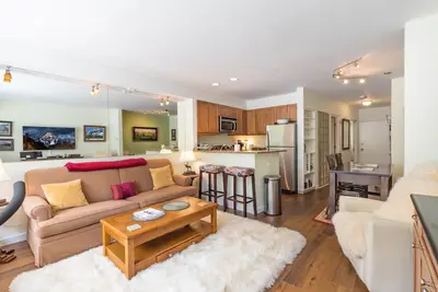Parkside Place: 1 bdrm w/ hot tub & epic views!