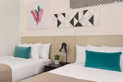 Image de Your Relaxing Getaway Awaits! Walk to Hallandale Beach