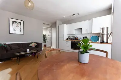 Image de 3 Minutes to the Beach! Top Floor Flat