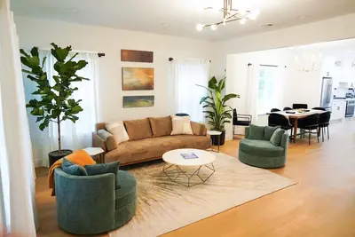 Image de Bright & Welcoming home to stay and play! !