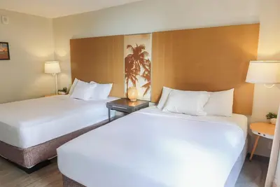 Image de Modern Hawaiian Waikiki Studio - 2 Queen Beds - 5 min to beach!