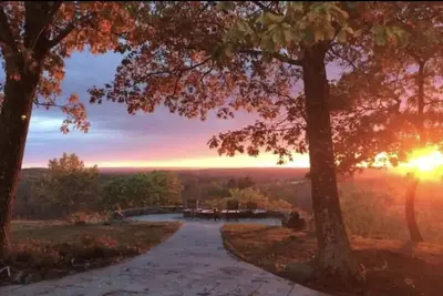Image de 6-Acre Luxurious Country Home with Goddess Point Lookout