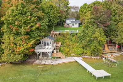 Image de Shoreline city escape property steps from Lake Simcoe- w. boathouse and hot tub!