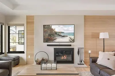 Image de Walk to everything! Modern, executive home just steps away from 50th and France.